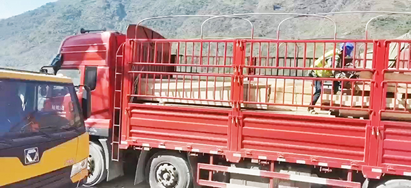 建筑木方卸車(chē)場(chǎng)景圖