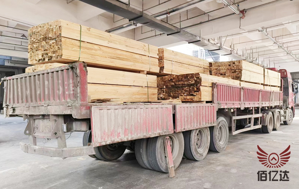 重慶建筑木方廠家裝車場景圖