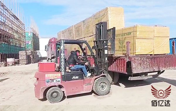 珠海建筑模板卸車圖