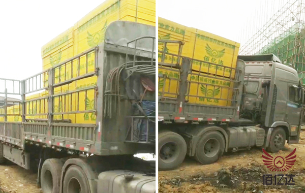 混凝土建筑木模板工地卸車場(chǎng)景圖